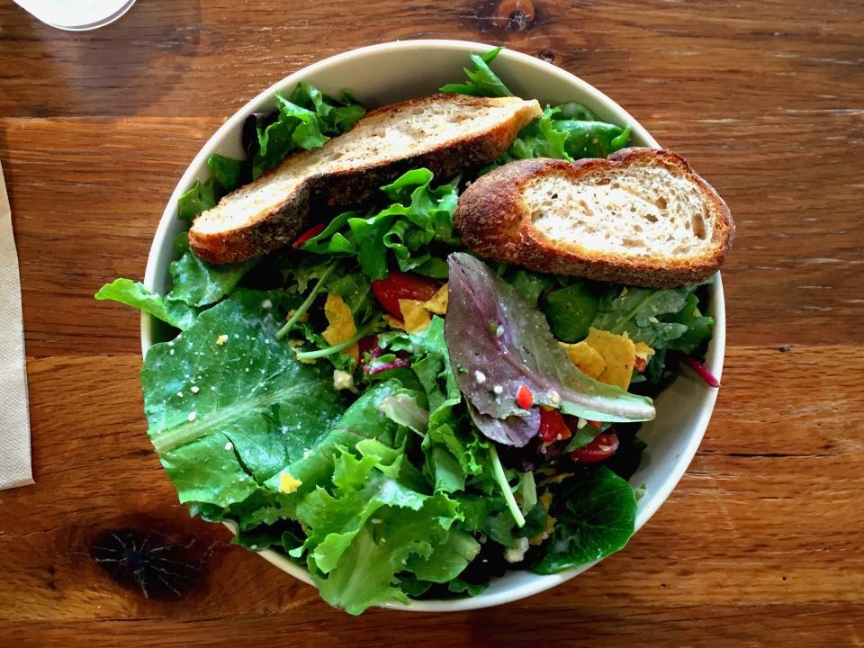 Green salad with toasted bread